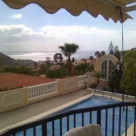 In Mit Beheiztem Pool Und Meerblick Сasa de vacaciones